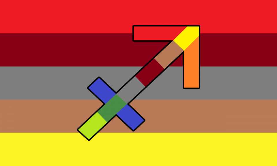 Retângulo composto por cinco faixas horizontais do mesmo tamanho, nas cores vermelha, marrom avermelhada, cinza, marrom terra clara e amarela. No centro da bandeira, ocupando um espaço mais ou menos igual em largura e altura e um pouco mais alto do que três das faixas horizontais, há uma seta na diagonal apontando para a direita e para cima cruzada também por um traço, simbolizando uma flecha, o símbolo de Sagitário. Tal símbolo tem um contorno preto fino e é dividido em 10 segmentos diferentes. Tais segmentos contém as 5 cores das faixas e também as cores laranja, azul, verde e verde clara. Há dois segmentos que usam a cor azul.