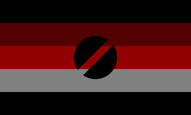 Retângulo composto por cinco faixas horizontais do mesmo tamanho, nas cores marrom escura, marrom avermelhada, vermelha escura, cinza e preta e por um símbolo no meio que são dois semicírculos pretos preenchidos separados em uma direção diagonal, de forma que imita um símbolo de vazio.