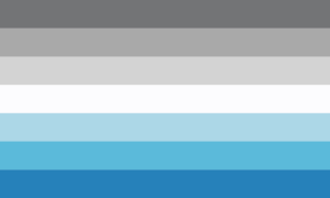 Retângulo dividido igualmente em sete faixas horizontais, nas cores cinza, cinza clara, cinza quase branca, branca, azul celeste, turquesa e azul.